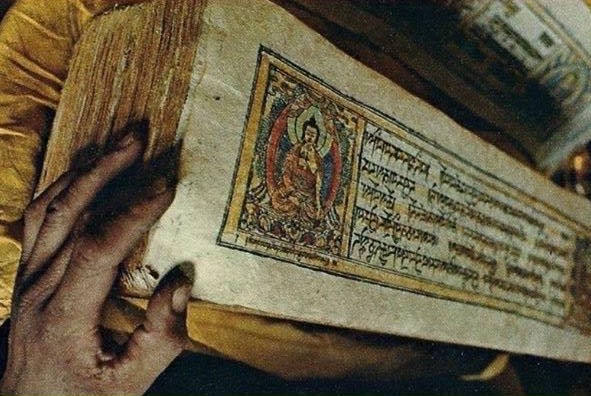 Antiguo libro budista